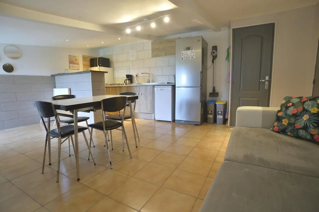Holiday home Gite Kerlosvezan, A La Campagne, Proche Mer Lampaul-Ploudalmezeau