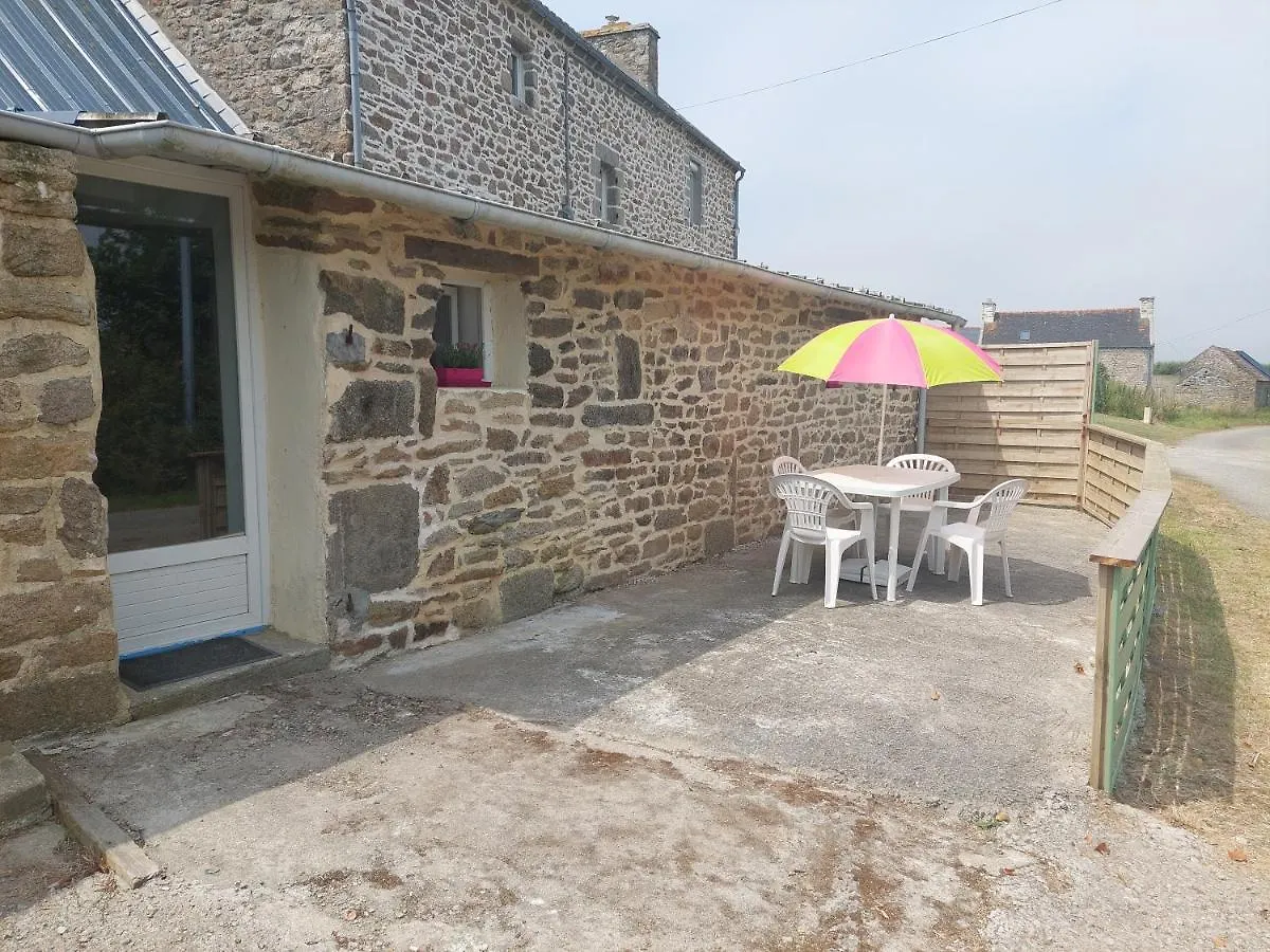 Holiday home Gite Kerlosvezan, A La Campagne, Proche Mer Lampaul-Ploudalmezeau