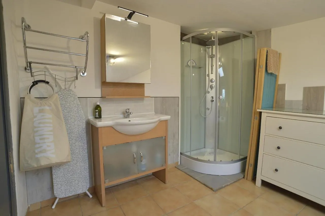 Holiday home Gite Kerlosvezan, A La Campagne, Proche Mer Lampaul-Ploudalmezeau
