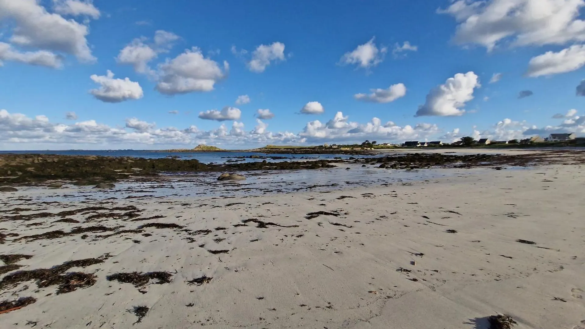 Gite Kerlosvezan, A La Campagne, Proche Mer Lampaul-Ploudalmezeau Holiday home